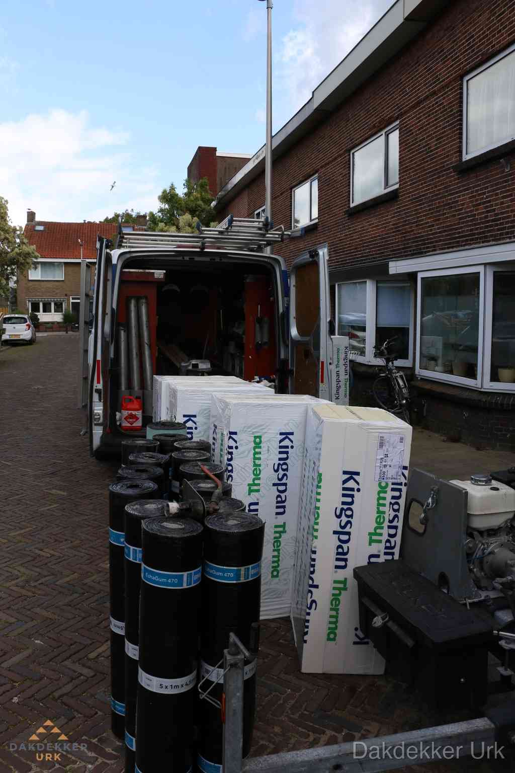 Plat dak met bitumen dakbedekking en brander in Urk