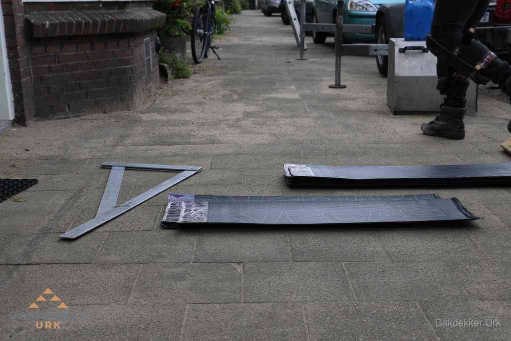 Dakbedekkingsmateriaal en zinkwerk klaargelegd voor reparatie in Urk