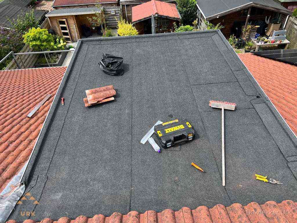 Nieuw plat dak met bitumen dakbedekking in Urk