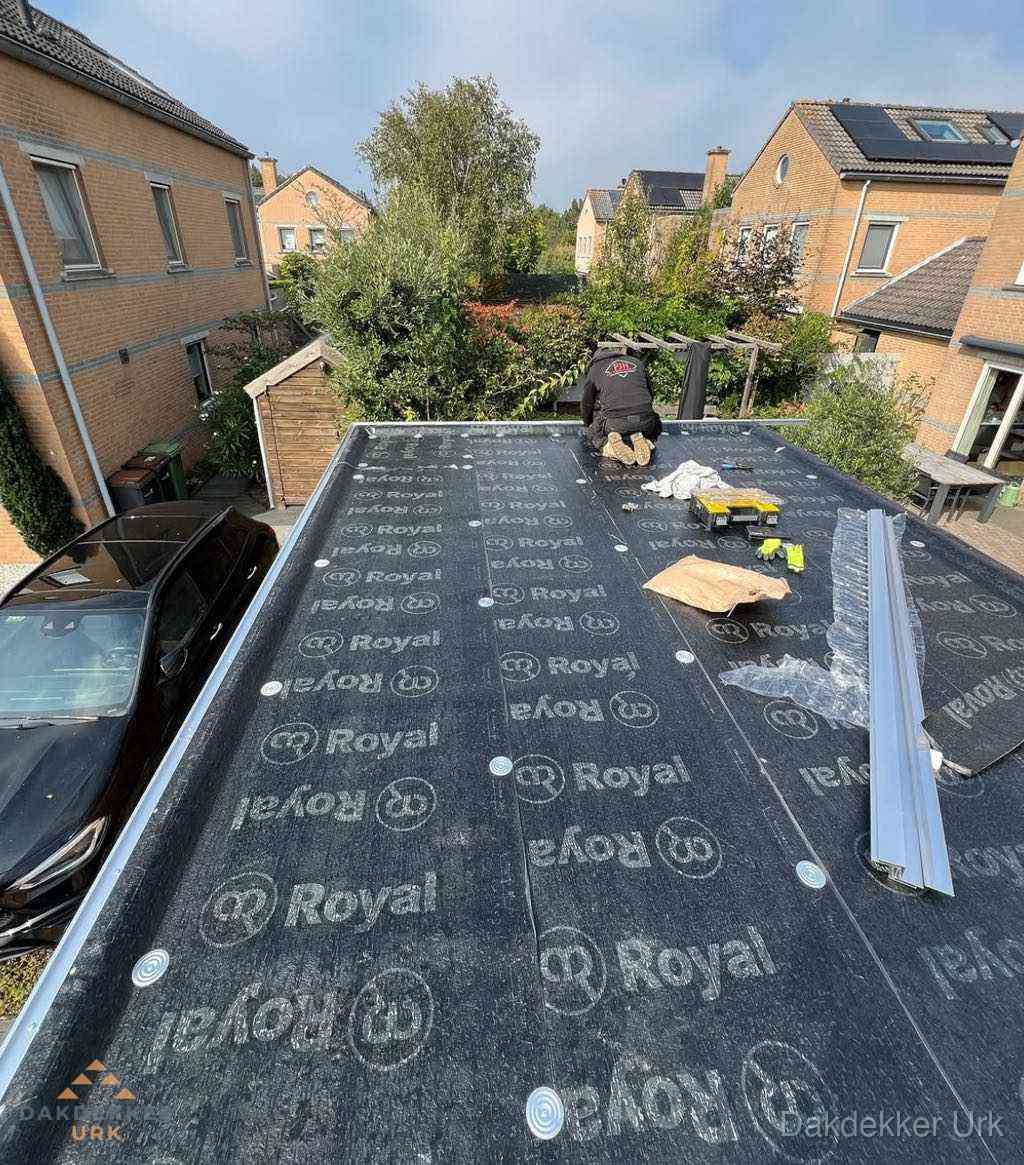 Dakdekker aan het werk op plat dak renovatie in Urk