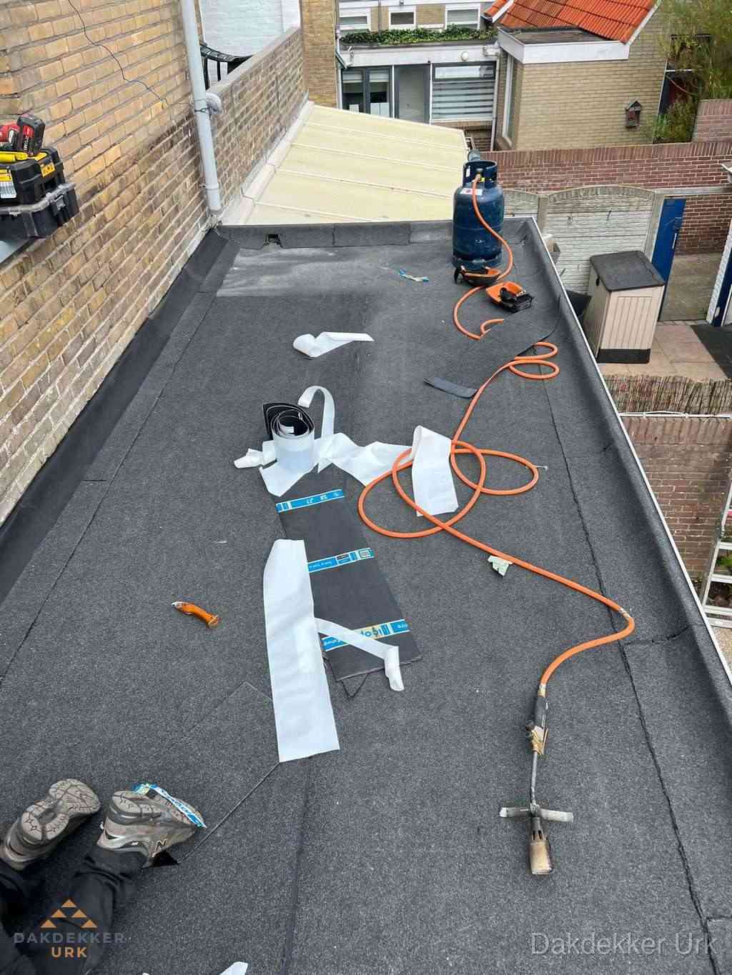 Dakdekker brengt EPDM dakbedekking aan op plat dak in Urk