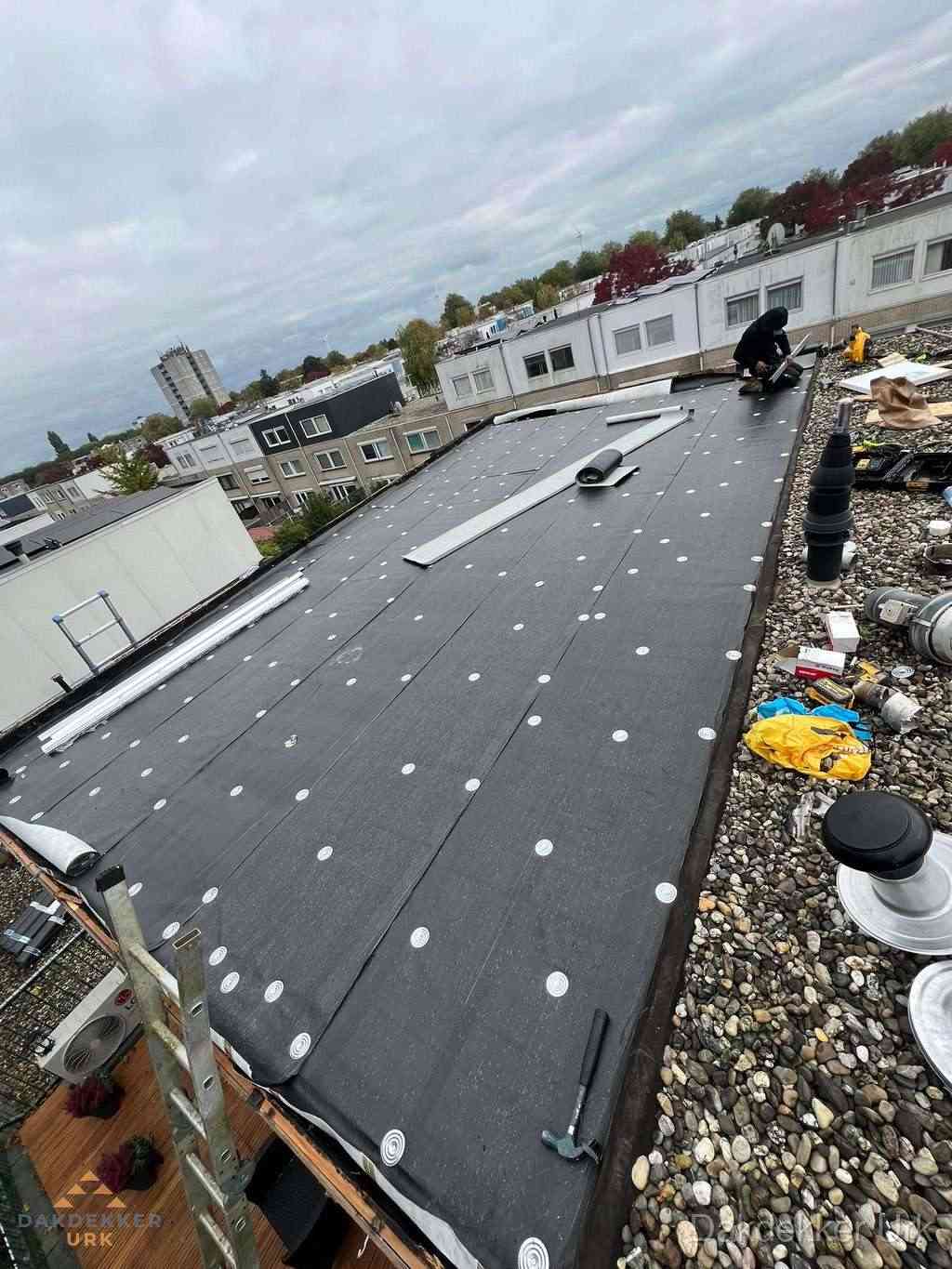Dakleer vervangen op groot plat dak door dakdekker in Urk