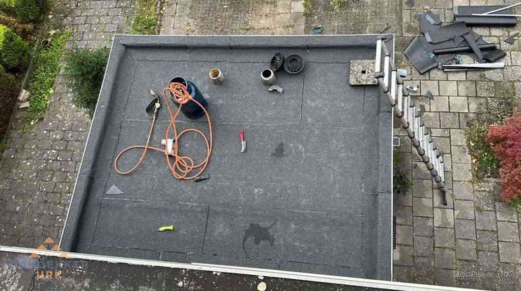 Plat dak met nieuwe bitumen bedekking in Urk