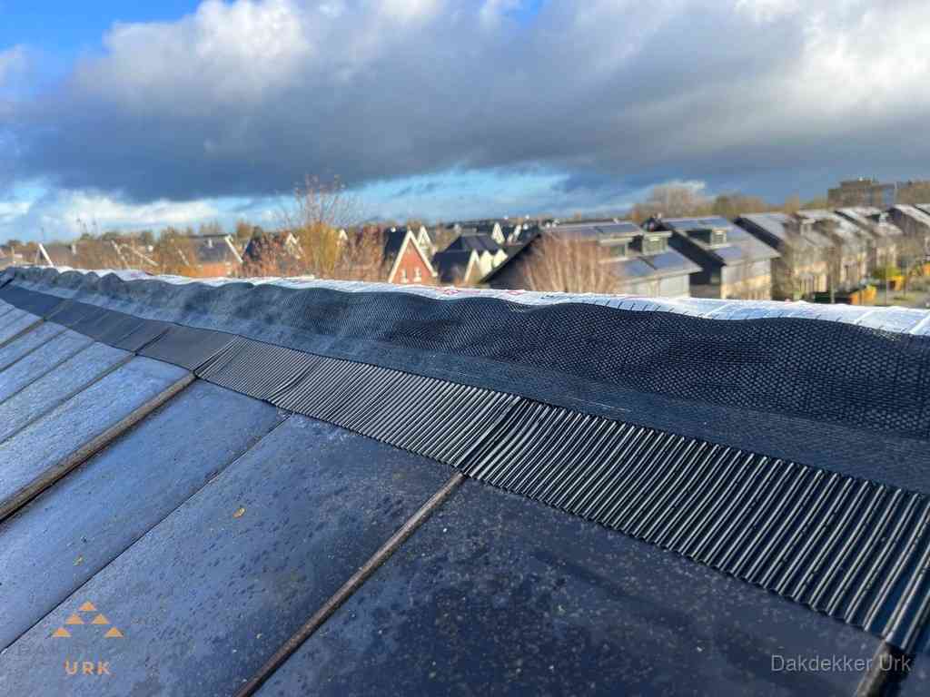 Dakisolatie bij de nok met ventilatieprofiel op schuin dak in Urk