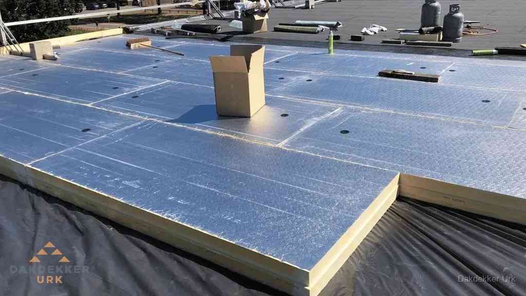 PIR isolatieplaten worden gelegd op plat dak voor dakisolatie in Urk