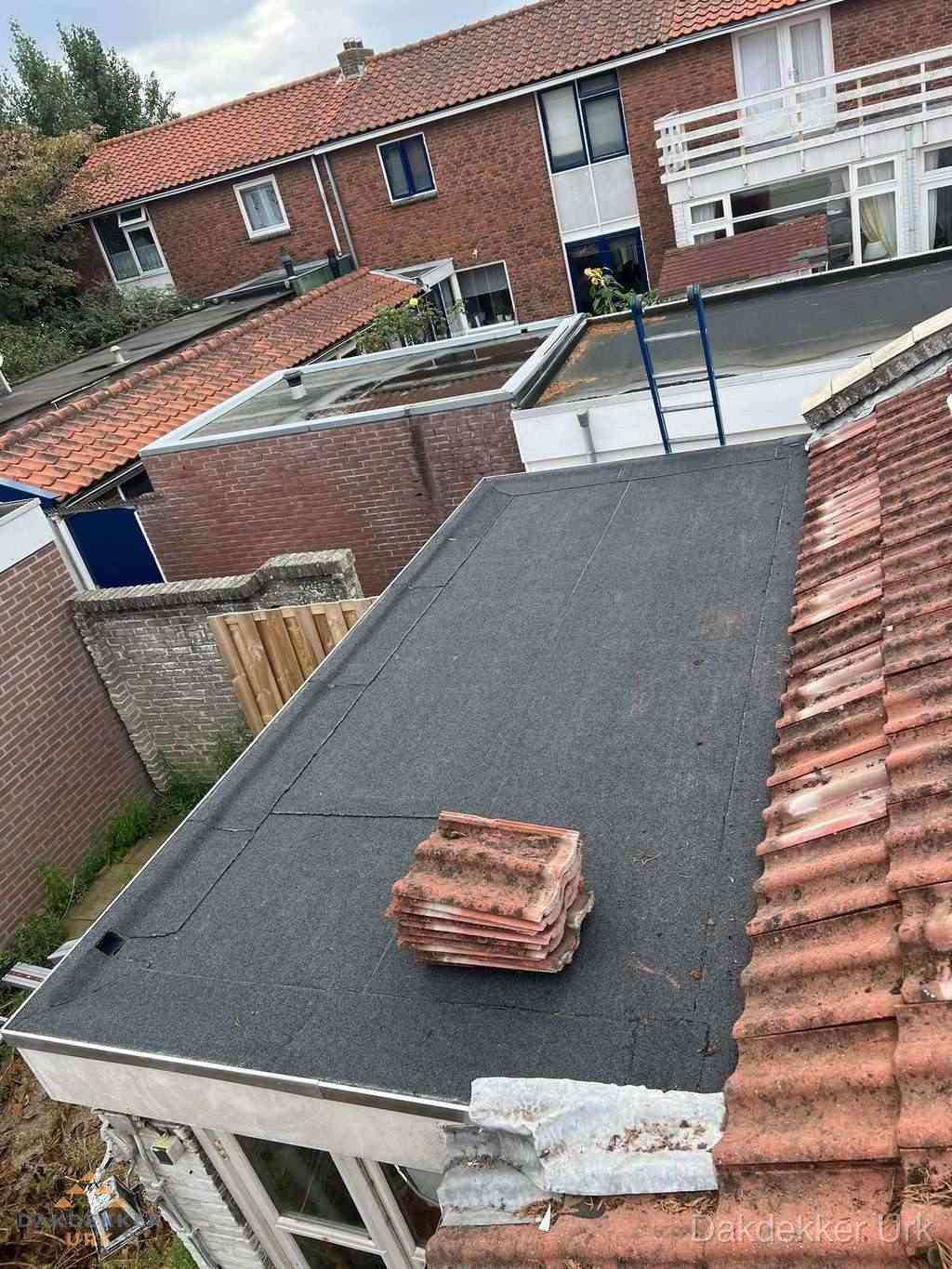 Aanbouw plat dak met reservepannen voor dakpannen vervangen in Urk