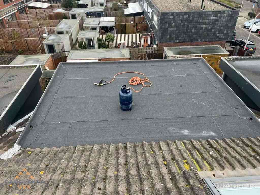 Dakreparatie plat dak met bitumen in Urk