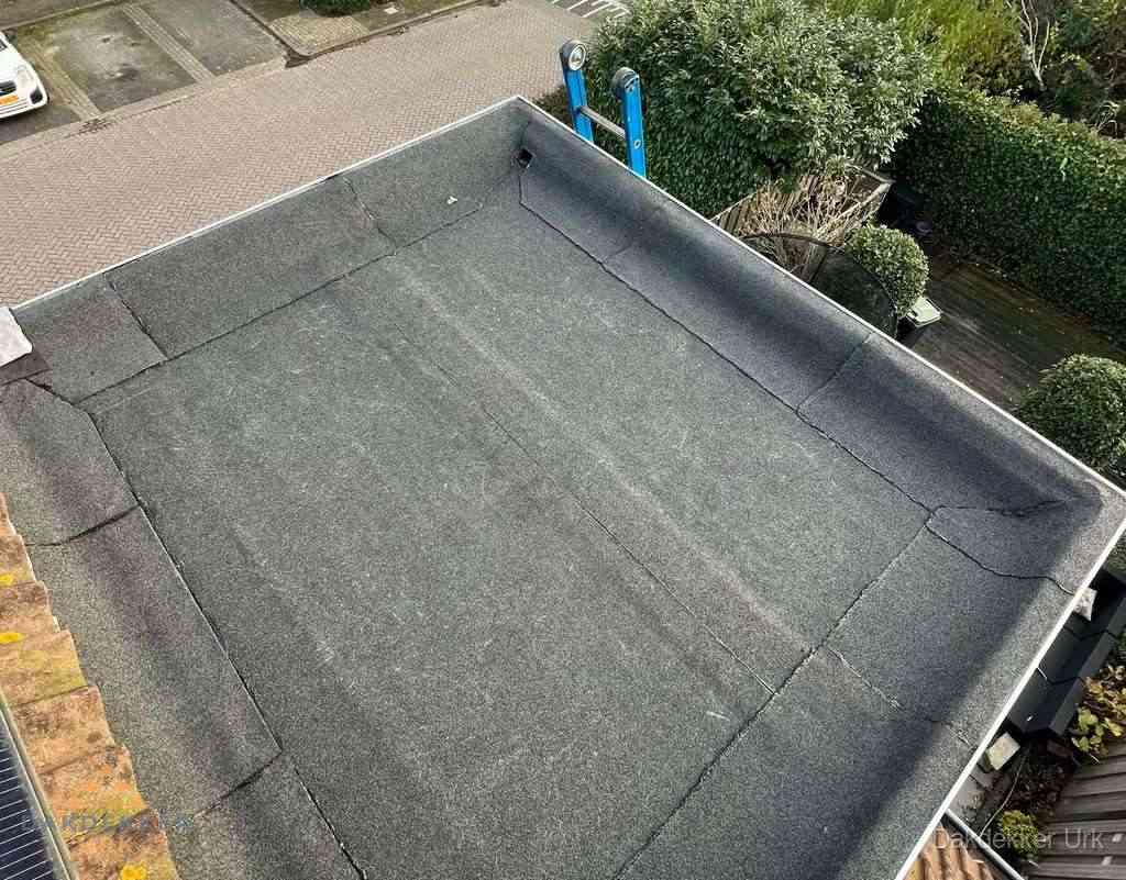 Gerenoveerd plat dak met nieuwe bitumen dakbedekking in Urk