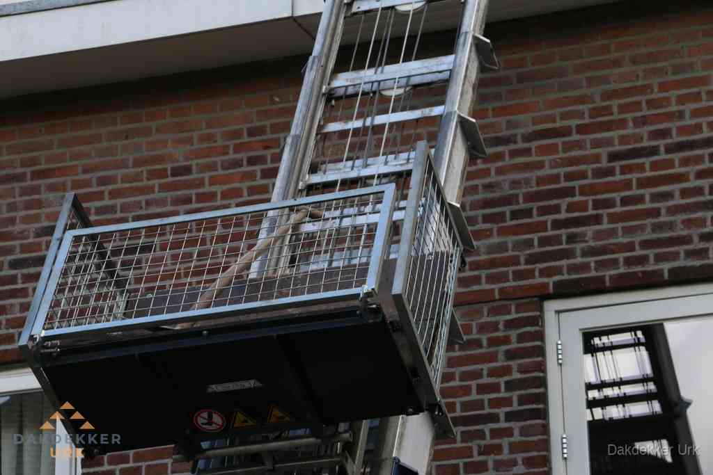 Ladderlift met dakpannen voor dakpan reparatie in Urk