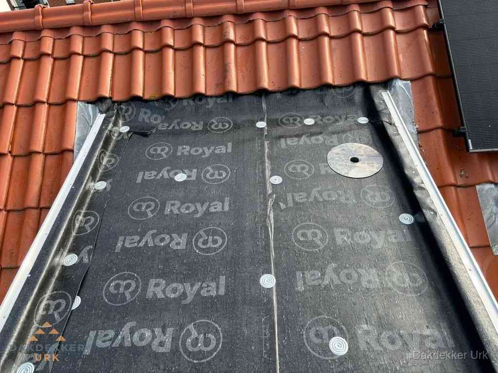 Nieuw dak met dakpannen en Royal onderlaag bij woning in Urk