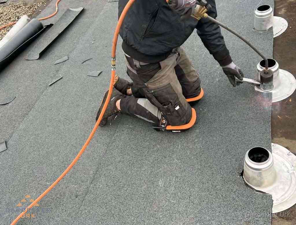 Gereedschap op nieuw plat dak na renovatie in Urk
