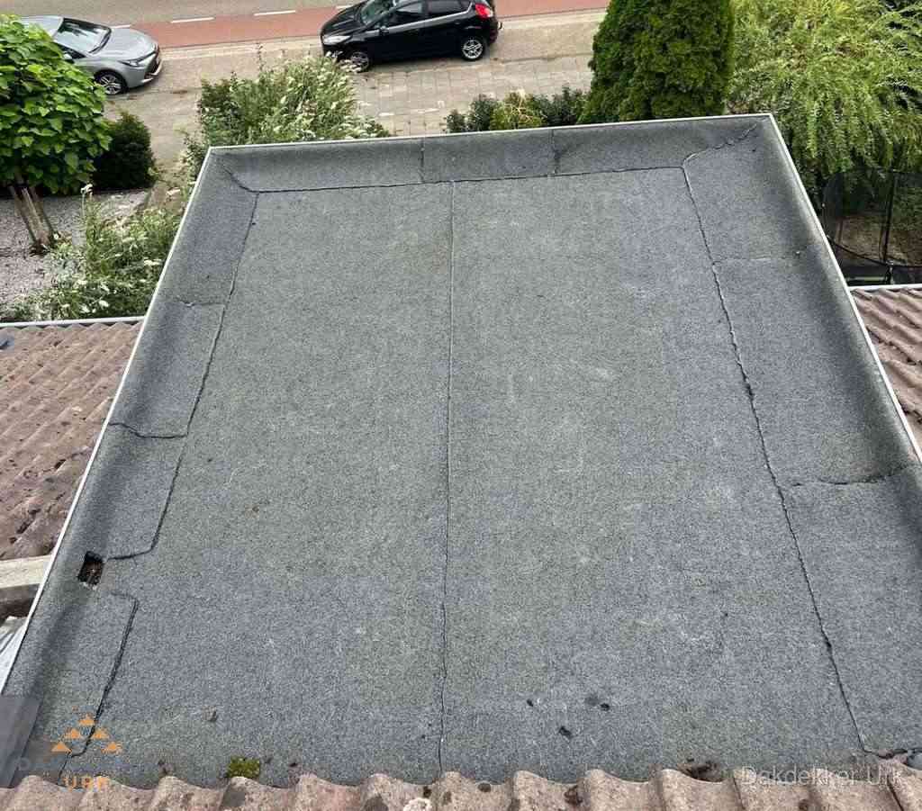 Dakbedekking schuur met bitumen in Urk