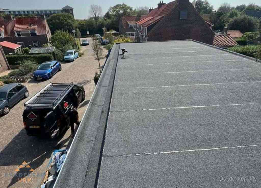 Nieuw bitumen plat dak met uitzicht over landschap in Urk