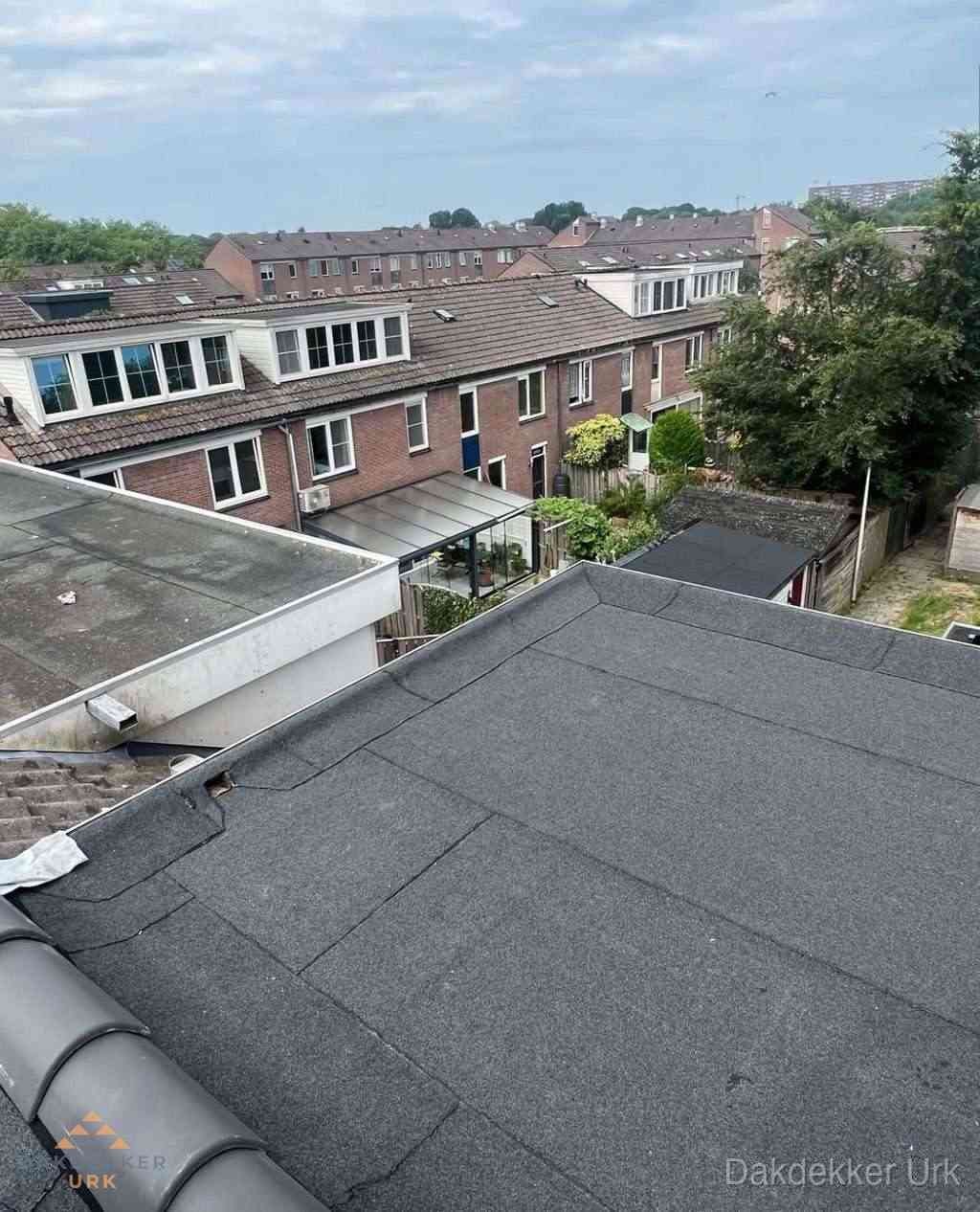 Vernieuwd plat dak met bitumen in woonwijk in Urk