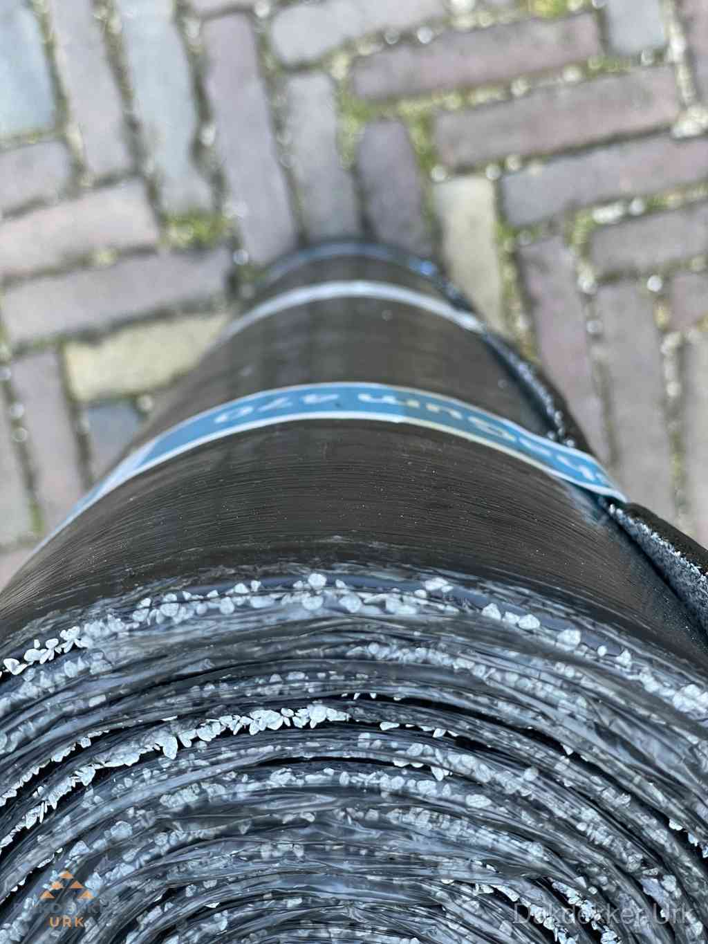 Rol bitumen dakleer met leislag voor plat dak in Urk